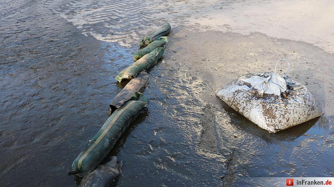 Mit 25.000 Liter Guelle beladener Lkw kippt um