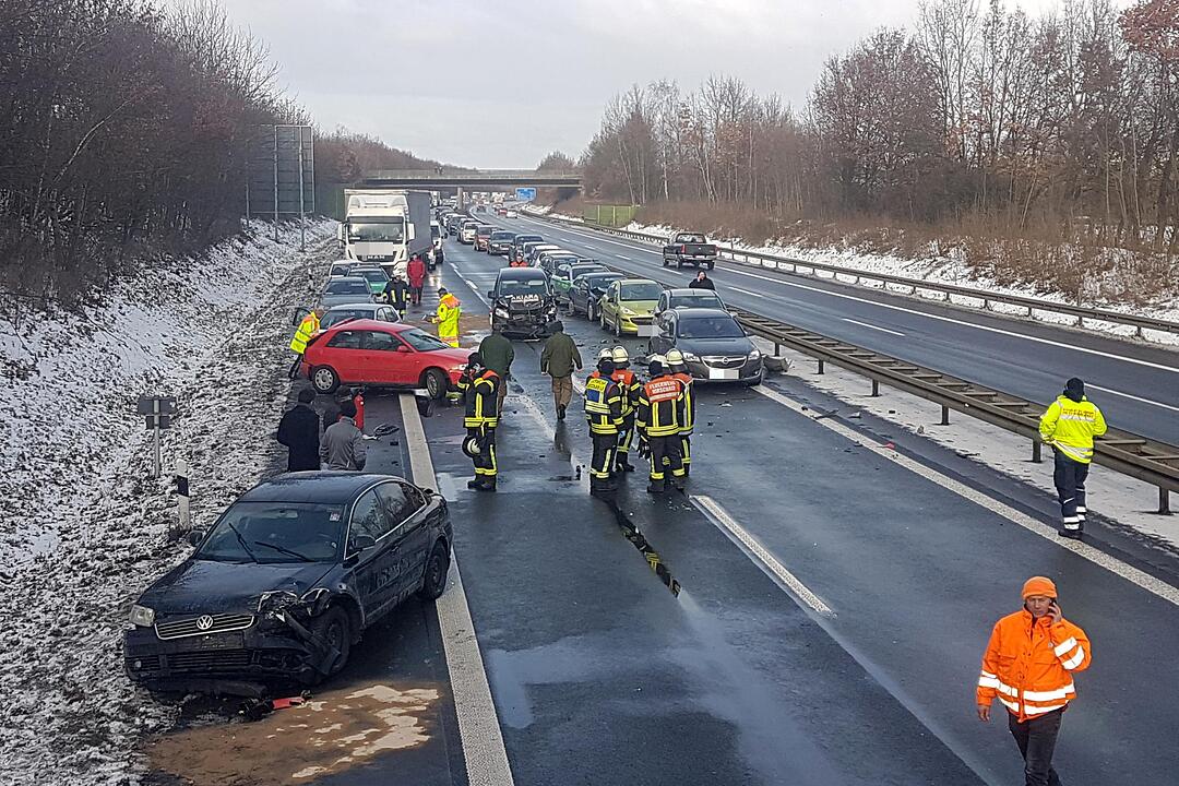 Unfallserie auf der A73 bei Buttenheim - 14 Fahrzeuge an drei Unfällen beteiligt - Mindestens drei Verletzte - Autobahn in Richtung Süden komplett gesperrt