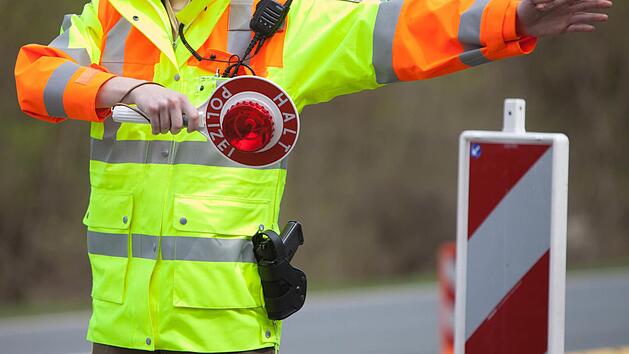 Ein Polizist stoppt ein Fahrzeug: Das wird auch in Zukunft im Landkreis so sein, jedoch unter leicht ver&auml;nderten Aspekten.  Foto: News5/Grundmann/Archiv