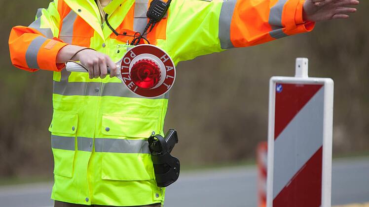 Ein Polizist stoppt ein Fahrzeug: Das wird auch in Zukunft im Landkreis so sein, jedoch unter leicht veränderten Aspekten.  Foto: News5/Grundmann/Archiv