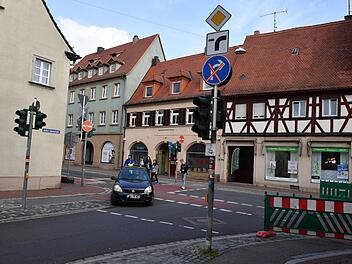 Dort, wo der Kleinwagen her kommt, dürfen Autofahrer zumindest vorübergehend auch links abbiegen: in die Siechenstraße. Foto: Ronald Rinklef