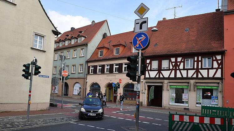 Dort, wo der Kleinwagen her kommt, dürfen Autofahrer zumindest vorübergehend auch links abbiegen: in die Siechenstraße. Foto: Ronald Rinklef