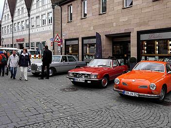 Die Passanten schlenderten durch die Herbstliche Hauptstraße, in der die Oldtimer Spalier standen. Richard Sänger