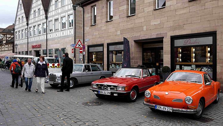 Die Passanten schlenderten durch die Herbstliche Hauptstraße, in der die Oldtimer Spalier standen. Richard Sänger