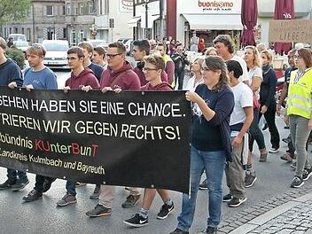 Start im Kressenstein: Rund 500 Menschen, unter ihnen Politiker aller Couleur mit Ausnahme der AfD, Vertreter der Kirchen und Gewerkschaften, nehmen mit dem Aktionsbündnis "Kunterbunt" am Schweigemarsch in die Obere Stadt teil. Links Organisator Matthias Hahn. Fotos: Peter Müller