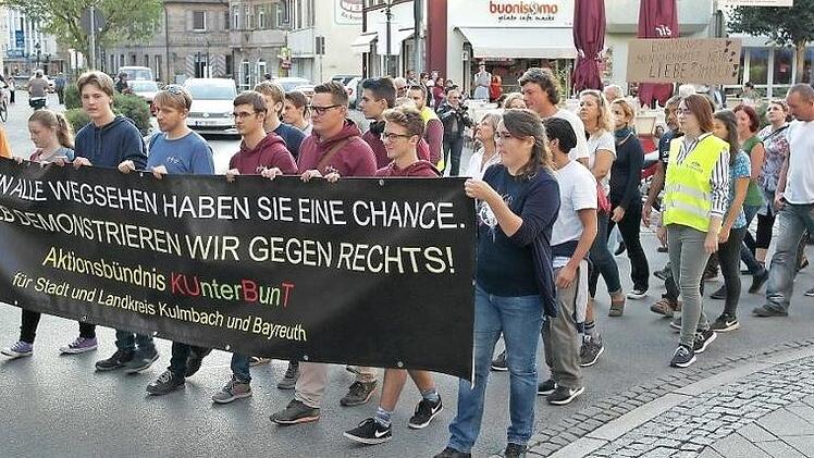 Start im Kressenstein: Rund 500 Menschen, unter ihnen Politiker aller Couleur mit Ausnahme der AfD, Vertreter der Kirchen und Gewerkschaften, nehmen mit dem Aktionsbündnis "Kunterbunt" am Schweigemarsch in die Obere Stadt teil. Links Organisator Matthias Hahn. Fotos: Peter Müller