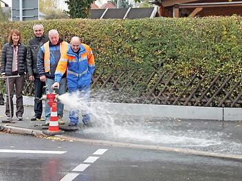 Die Notwasserversorgung zwischen Altenkunstadt und Burgkunstadt funktioniert. Das hat ein Test an einem Hydranten an der Altenkunstadter Mainbrückenkreuzung ergeben. Im Bild (von links) Netzmeister Alexander Büttner, Bürgermeisterin Christine Frieß, ihr Amtskollege Robert Hümmer, Wasserwart Wolfgang Pohl und Wassermeister Joachim Ruß. Foto: Stephan Stöckel