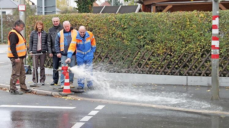 Die Notwasserversorgung zwischen Altenkunstadt und Burgkunstadt funktioniert. Das hat ein Test an einem Hydranten an der Altenkunstadter Mainbrückenkreuzung ergeben. Im Bild (von links) Netzmeister Alexander Büttner, Bürgermeisterin Christine Frieß, ihr Amtskollege Robert Hümmer, Wasserwart Wolfgang Pohl und Wassermeister Joachim Ruß. Foto: Stephan Stöckel