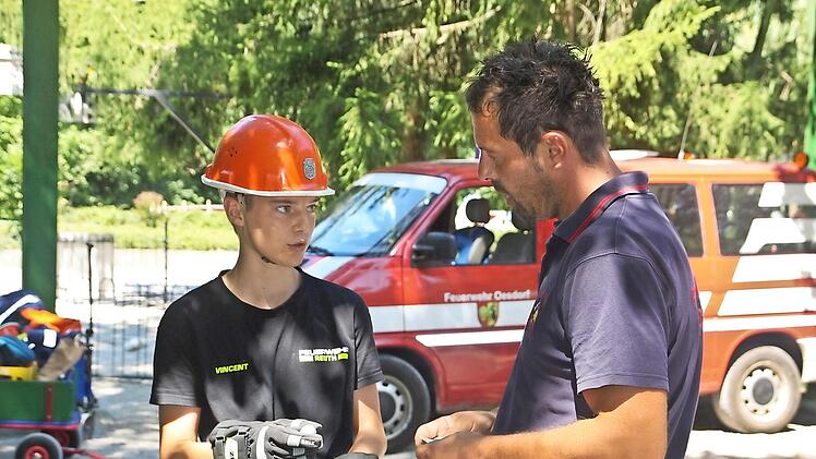 Die Pr&uuml;flinge mussten nicht nur praktisch ran, sondern wurden auch ihr feuerwehrtechnischem Wissen befragt.