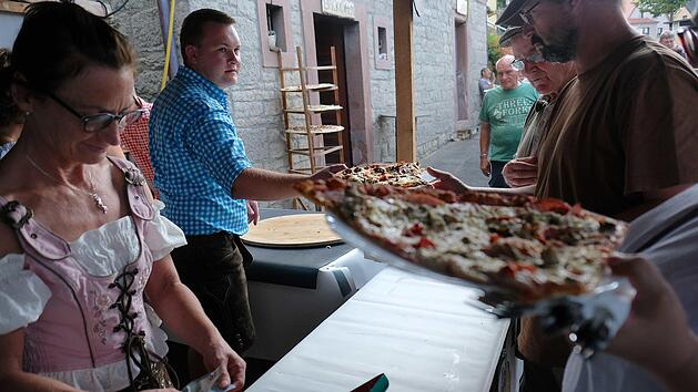 Alle H&auml;nde voll zu tun hatten die freiwilligen Helfer des Lederhosenstammtischs beim Pizzafest in Pfaffenhausen.Gerd Schaar