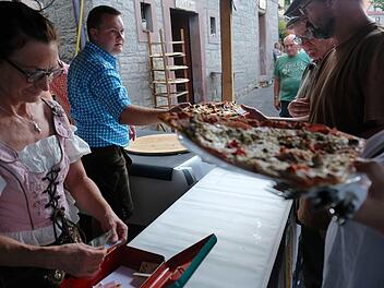 Alle Hände voll zu tun hatten die freiwilligen Helfer des Lederhosenstammtischs beim Pizzafest in Pfaffenhausen.Gerd Schaar