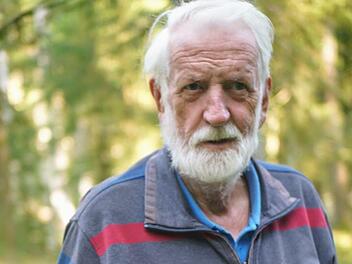 Ein Blick für die Genüsse des Waldes: Uwe Mohr entdeckt einen mächtigen Steinpilz. Foto: Bastian Sünkel