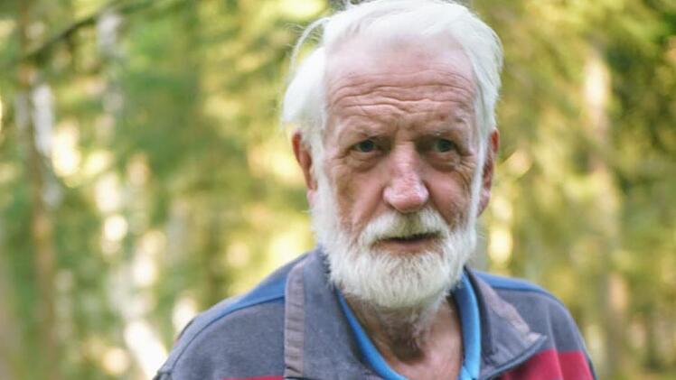 Ein Blick für die Genüsse des Waldes: Uwe Mohr entdeckt einen mächtigen Steinpilz. Foto: Bastian Sünkel