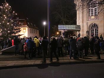 Vor dem Theater legten die Demonstranten einen Stopp ein, bevor es sie weiter ums Altstadtkarree zog.
