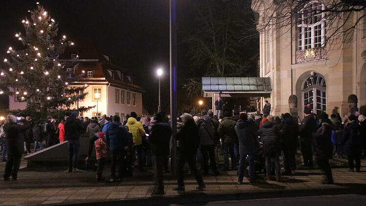 Vor dem Theater legten die Demonstranten einen Stopp ein, bevor es sie weiter ums Altstadtkarree zog.