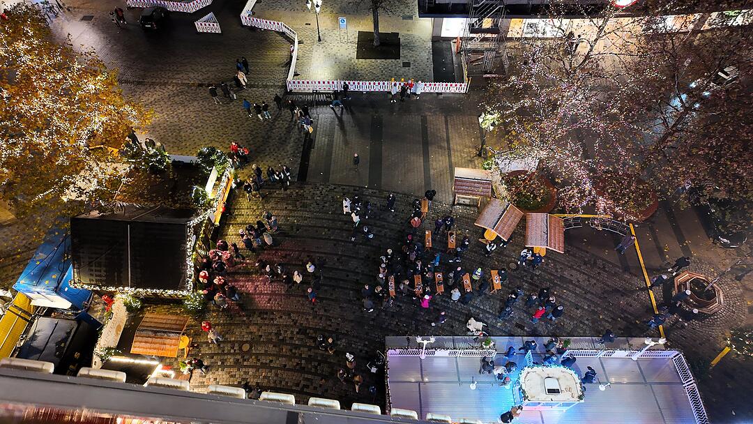 Glühwein, Bratwurst - Und Riesenrad: Winterdorf in Nürnberg eröffnet