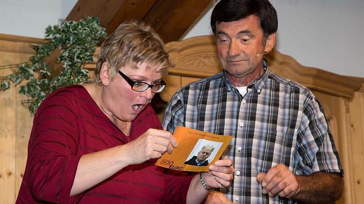 Plötzlich tauchen große Geldscheine in Michelau auf. Angela kommt aus dem Staunen nicht mehr heraus, als ihr Dieter den 500-Euro-Schein zeigt. Foto: Klaus Gagel