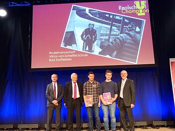 Die Jungenmannschaft der Wettkampfklasse III mit ihrem Trainer Fachoberlehrer Wolfgang Klecker erhält den "Sonderpreis Sport" beim Wettbewerb "Oberfränkischer Realschulchampion". Matthias Welsch