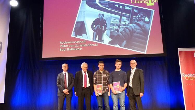 Die Jungenmannschaft der Wettkampfklasse III mit ihrem Trainer Fachoberlehrer Wolfgang Klecker erhält den "Sonderpreis Sport" beim Wettbewerb "Oberfränkischer Realschulchampion". Matthias Welsch
