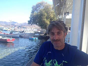 Christos Giannulopulos reist gern und regelmäßig nach Griechenland, um seine Familie zu besuchen und Urlaub zu machen. Das Foto zeigt ihn auf der Kykladeninsel Milos. Foto: privat