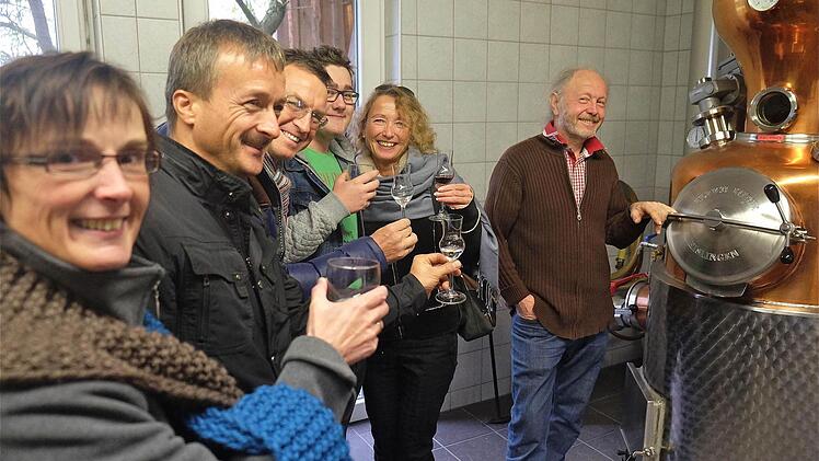 Eine Gruppe aus Stuttgart besucht Brenner Lothar Bold (rechts). Foto: Gerd Schaar
