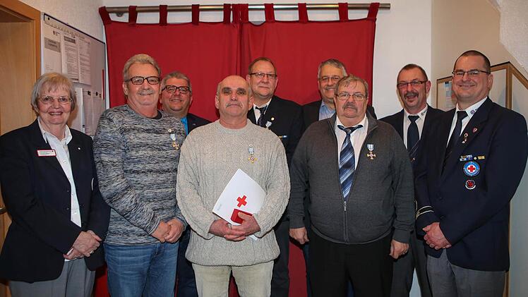 Gruppenbild mit Geehrten und Offiziellen