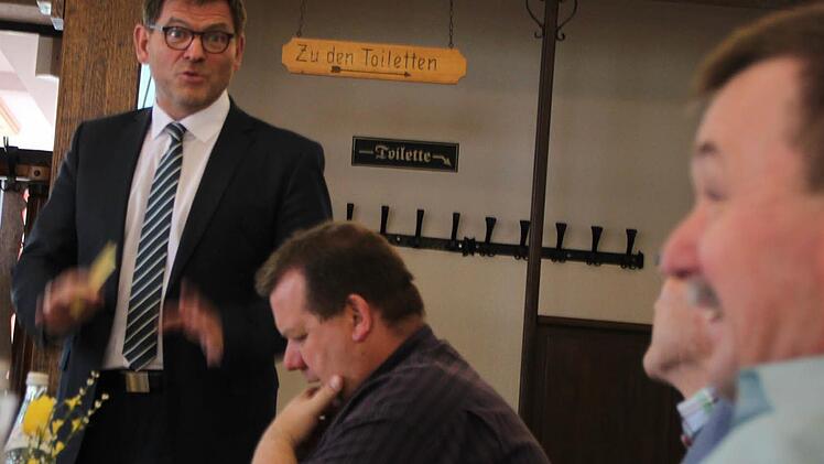 Stefan Seufuert, Koordinator für Asylangelegenheiten am Landratsamt Bad Kissingen im Gespräch mit den Bürgermeistern. Foto: Ulrike Müller