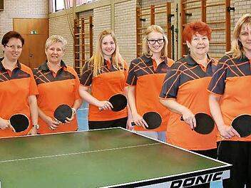 Souveräner Meister der 2. Bezirksliga Ost und damit Aufsteiger in die Oberfrankenliga wurden die Damen des TTC Wallenfels. Unser Bild zeigt von links Vorsitzenden Horst Hofmann, die Meistermannschaft mit Sandra Wilfer, Ulla Hader, Anna-Lena Kertsch, Mareike Lauterbach, Maria Zeuß, Nina Zeuß und Katja Schreiner. Foto: Hans Franz