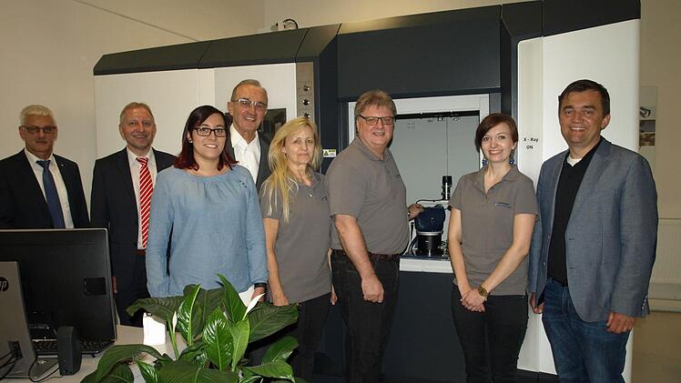 Stolz zeigt Horst Greifenstein (Dritter von links) den neuen Messautomat "Zeiss Metrotom 800". Von links: Elmar Wohlgetan (Fa. Zeiss), Fritz Kempf (Sparkasse Kulmbach-Kronach), Simone Rieß (MyPlastics), Steuerberater Karl-H. Fick, Lisa Greifenstein, Christin Greifenstein und Bürgermeister Jens Korn. Foto: Susanne Deuerling