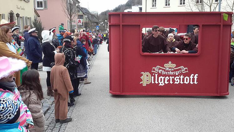 Von einem solch' großen Bierkasten kann man nur träumen. Foto: Rolf Pralle