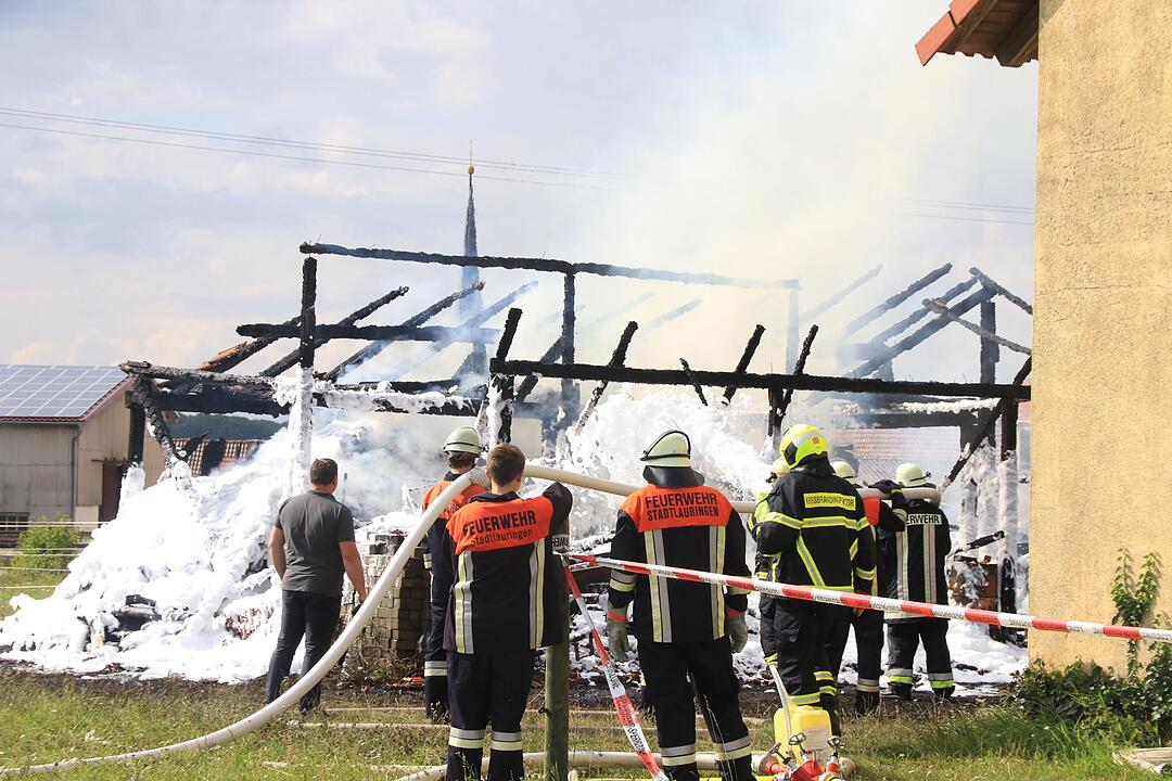 Schweinfurt: Scheune samt Anhänger brennt nieder