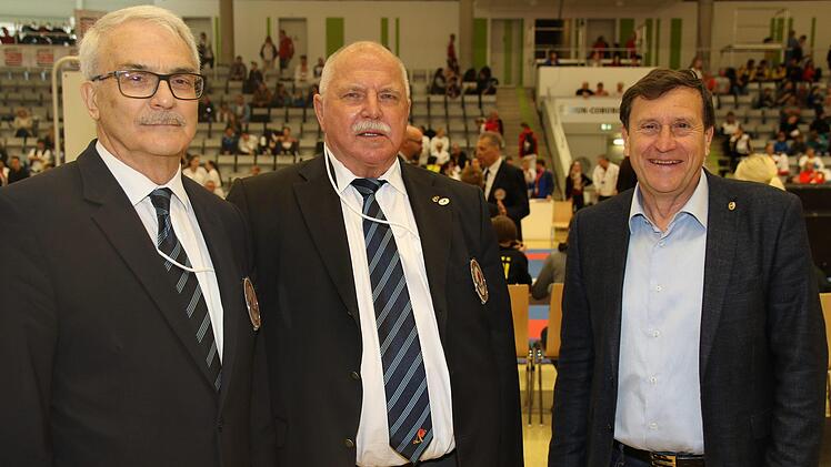 Der Coburger Walter Sosniok war der Cheforganisator der Deutsche Meisterschaft im Karate der Leistungsklasse und der DM Para-Karate am Wochenende in der HUK-Coburg-Arena. Von links: Roland Lowinger (Bundeskampfrichterreferent des Deutschen Karate-Verbandes), Walter Sosniok und Wolfgang Weigert, Präsident des Deutschen Karate-Verbandes.Desombre