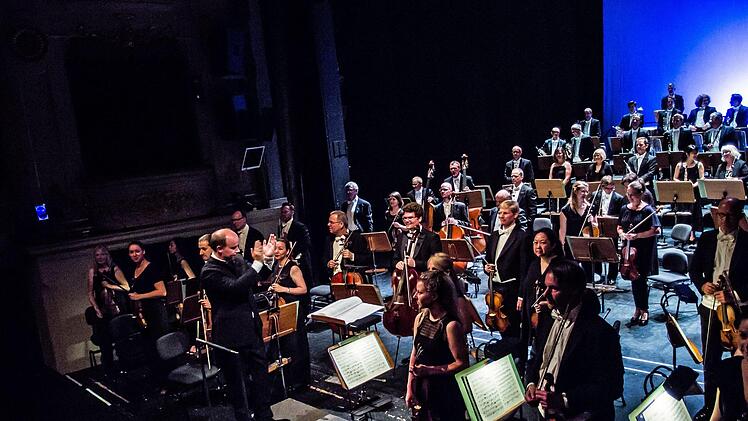 Unter der Leitung von Roland Kluttig begeisterte das Philharmonische Orchester beim Sinfoniekonzert im Landestheater. Gefeierte Solistin war die Mezzosopranistin Uto Döring-Fleury.Foto: Jochen Berger
