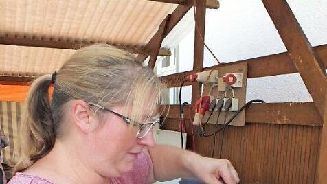 In der K&uuml;che stellten Frauen die Gerichte zusammen.  Foto: Manfred Welker