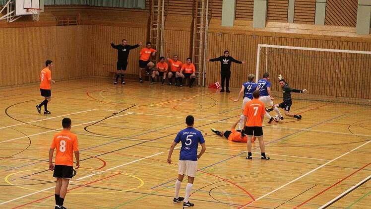Im Finale des Nordwald-Soccer-Cups besiegte die Mannschaft des OMV-Teams aus Steinwiesen (blaues Trikot) die Mannschaft von Arminia Bier gefällt mit 1:0.