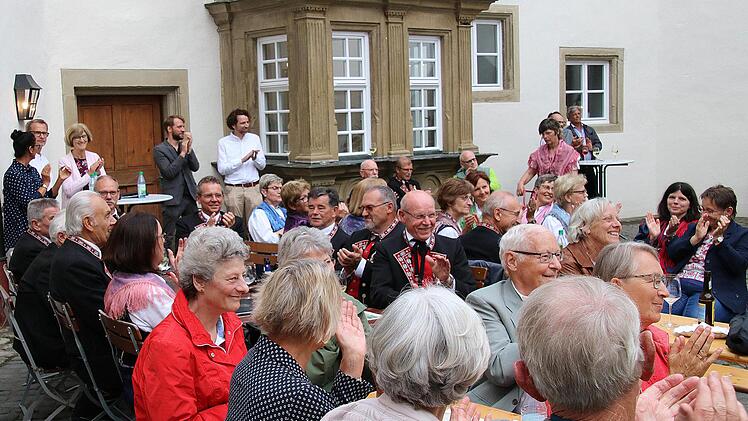 Gedränge herrschte nicht nur im Zelt, sondern auch draußen im  Schlossinnenhof. Foto: Dieter Britz
