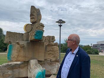Der Markt Hirschaid hat mit  geschätzten 65 000 Euro  bei der Sprayerattacke am vergangenen Wochenende den größten Schaden erlitten, Bürgermeister Klaus Homann bei der Skulptur hinter dem Rathaus.