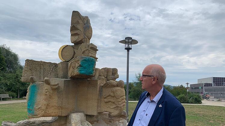 Der Markt Hirschaid hat mit  geschätzten 65 000 Euro  bei der Sprayerattacke am vergangenen Wochenende den größten Schaden erlitten, Bürgermeister Klaus Homann bei der Skulptur hinter dem Rathaus.