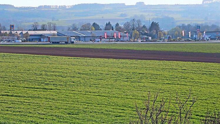 Die Gemeinde Himmelkron hält am Gewerbegebiet "Nördlich der B 303" fest - auch wenn der bisherige Investor sich dort aktuell nicht aktiv einbringen will.  Foto: Archiv/Alexander Hartmann