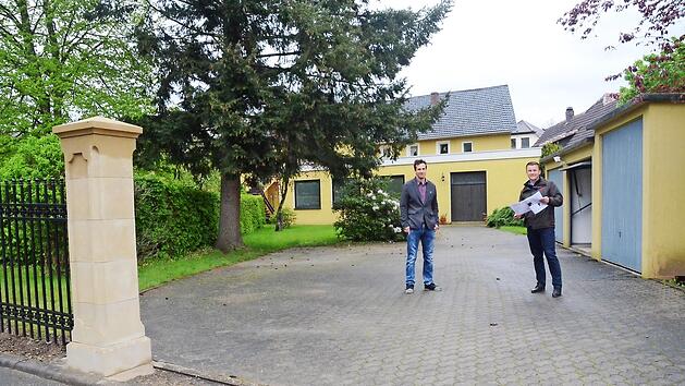 Geschäftsleiter Antonio Sauchella (links) und Bürgermeister Stefan Heinlein freuen sich über eine gut gelaufene Marktgemeinderatssitzung und besprechen bei einer Begehung am Hintergebäude im zukünftigen Haupteingangsbereich des Ausweichquartiers die Änderungen, die es auch im Außenbereich mit Spielplatz geben wird.