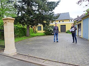 Geschäftsleiter Antonio Sauchella (links) und Bürgermeister Stefan Heinlein freuen sich über eine gut gelaufene Marktgemeinderatssitzung und besprechen bei einer Begehung am Hintergebäude im zukünftigen Haupteingangsbereich des Ausweichquartiers die Änderungen, die es auch im Außenbereich mit Spielplatz geben wird.