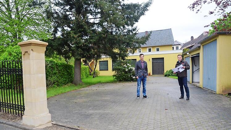 Geschäftsleiter Antonio Sauchella (links) und Bürgermeister Stefan Heinlein freuen sich über eine gut gelaufene Marktgemeinderatssitzung und besprechen bei einer Begehung am Hintergebäude im zukünftigen Haupteingangsbereich des Ausweichquartiers die Änderungen, die es auch im Außenbereich mit Spielplatz geben wird.