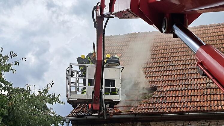 Volkach: Scheunenbrand sorgt für stundenlangen Feuerwehreinsatz - "starke Anstrengung"