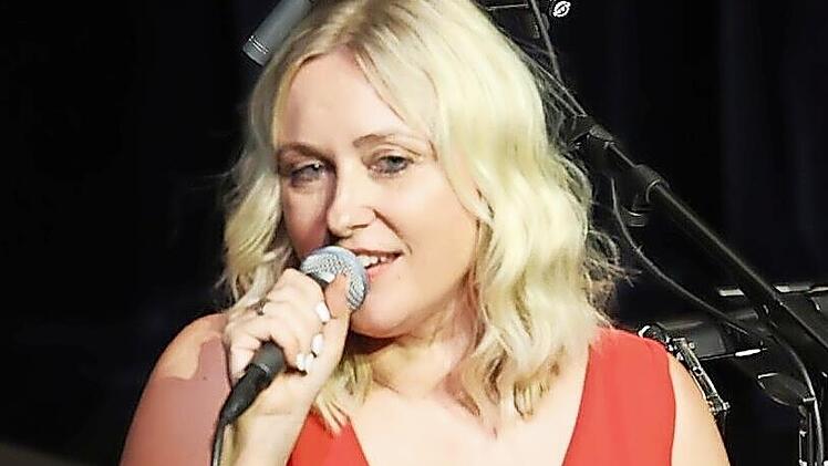 Verina Reuß sang „Big Spender“ und begeisterte.