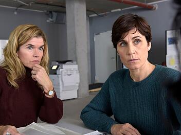 Nach dem Tod eines Bauarbeiters wittern die Journalistinnen Karin (Anke Engelke, links) und Rommy (Nina Kunzendorf) einen Skandal.