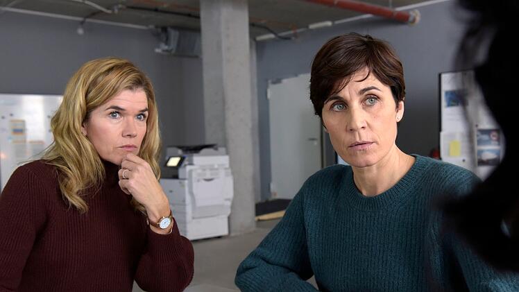Nach dem Tod eines Bauarbeiters wittern die Journalistinnen Karin (Anke Engelke, links) und Rommy (Nina Kunzendorf) einen Skandal.
