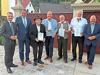Nach den Ehrungen (v.l.) Johannes Maciejonczyk, Martin Sch&ouml;ffel, Georg Pfister, Thomas Firnstein, Raimund G&ouml;rtler, Roland Kauper und Holger Dremel. Dirk Janssen