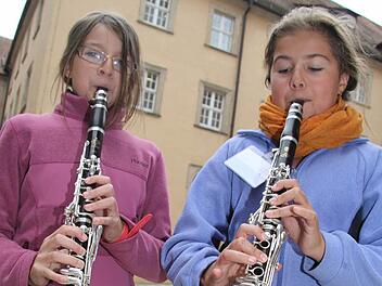 Maja Jordon (10) und Marina Polli (11) sind extra aus Luzern in der Schweiz angereist. Beide sind begeisterte Klarinettistinnen "Wir sind vier Mädchen aus der Schweiz", schwärmen sie und wollen in jedem Fall wieder dabei sein.
