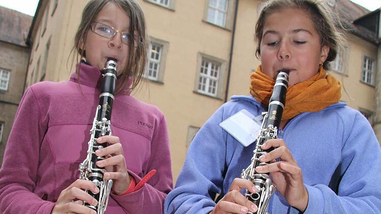 Maja Jordon (10) und Marina Polli (11) sind extra aus Luzern in der Schweiz angereist. Beide sind begeisterte Klarinettistinnen "Wir sind vier Mädchen aus der Schweiz", schwärmen sie und wollen in jedem Fall wieder dabei sein.