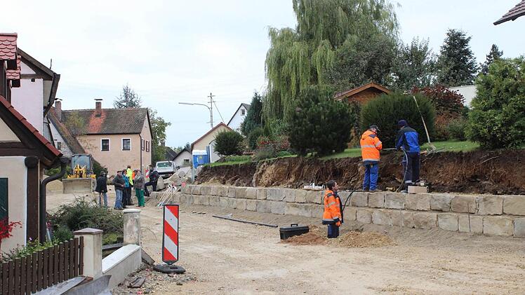Im Gräfenberger Ortsteil Sollenberg können die Arbeiter nun endlich in die Hände spucken und mit der Verschönerung beginnen.  Foto: fra-press